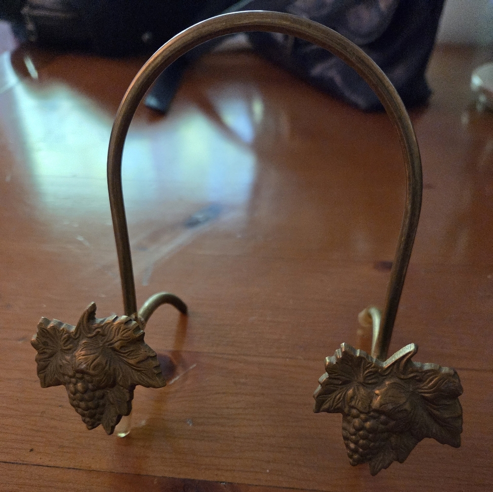 Vintage Brass Grape Leaf Easel